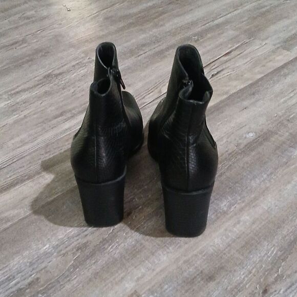 The Limited black snakeskin print zip up ankle boots  Sz 8 EUC - Picture 4 of 8